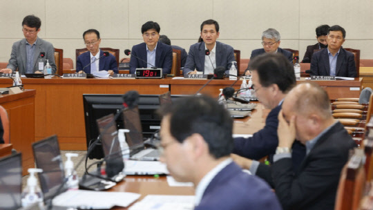 19일 서울 여의도 국회에서 연금개혁특별위원회 전체회의에서 열린 퇴직연금 공청회에서 남재우 민간자문위원회 위원이 발언하고 있다. <연합뉴스>